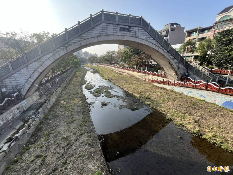 豆子埔溪水環境及鄰近區域環境改善計畫將執行儒林橋至翰林橋環境復原工程。(記者廖雪茹攝) 豆子埔溪水環境及鄰近區域環境改善計畫將執行儒林橋至翰林橋環境復原工程。(記者廖雪茹攝)