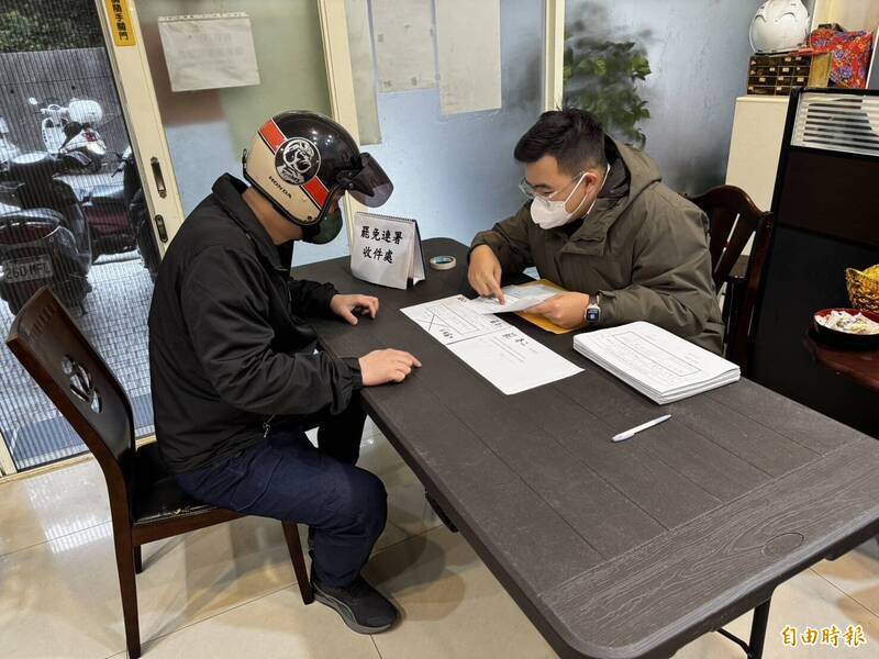 基隆市議員施偉政服務處代收罷免立委林沛祥提議書。(記者盧賢秀攝) 基隆市議員施偉政服務處代收罷免立委林沛祥提議書。(記者盧賢秀攝)