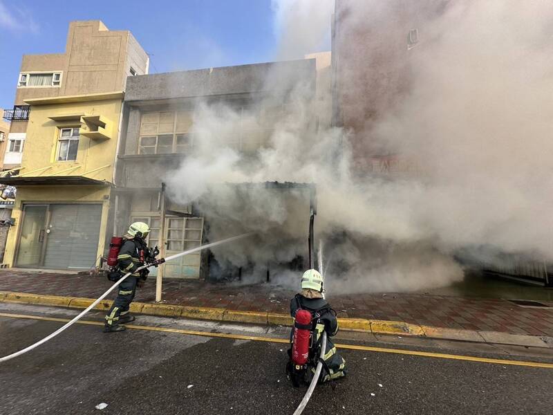 馬公市光復路臭豆腐專賣店，突然發生火警。（澎湖縣政府消防局提供）