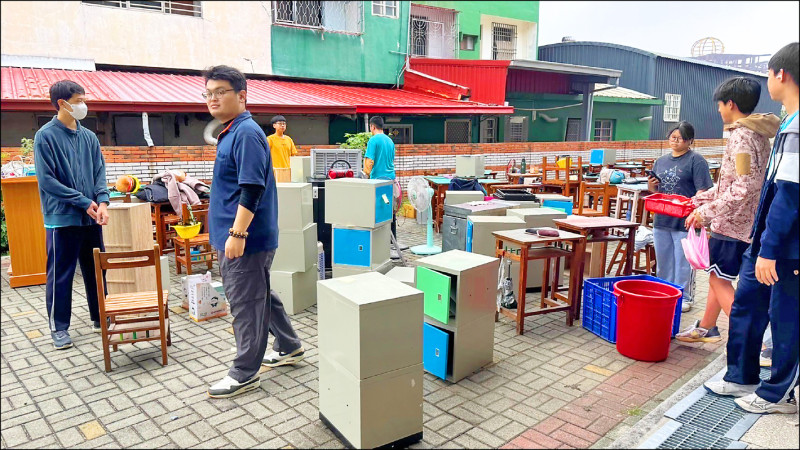 為了開學整備，受地震災損的各校團隊與相關廠商分秒必爭投入校園復原工作。（南市教育局提供）