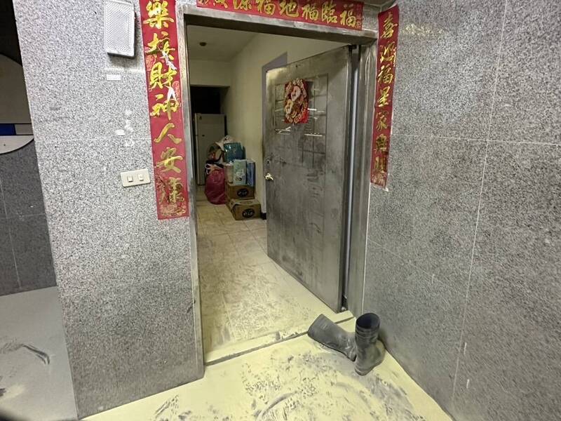 蔡男因不滿妻子離家出走懷疑躲在鄰居家，竟持滅火器噴灑大鬧，還破壞鄰居家大門。（記者陸運鋒翻攝）