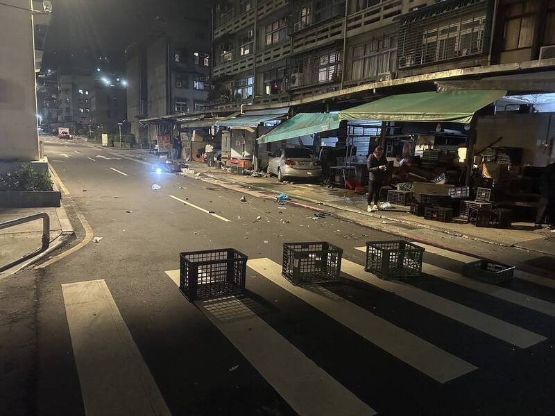 羅姓男子騎車載王女吃宵夜，被1輛闖紅燈的轎車撞飛，2人被撞飛後，僅受有擦挫傷，就醫後已無大礙。（記者林嘉東翻攝）