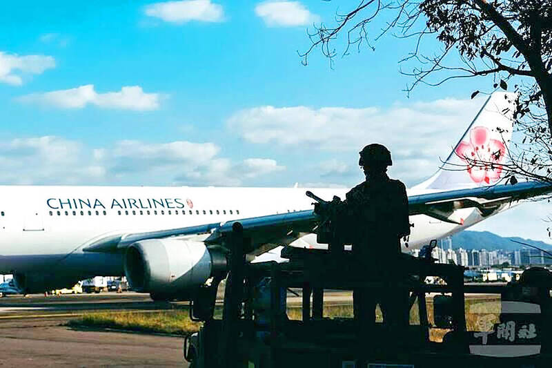 A marine rides in a Humvee equipped with a 20mm cannon at Taipei International Airport (Songshan airport) in an undated photograph.
Photo courtesy of the Military News Agency A marine rides in a Humvee equipped with a 20mm cannon at Taipei International Airport (Songshan airport) in an undated photograph.
Photo courtesy of the Military News Agency