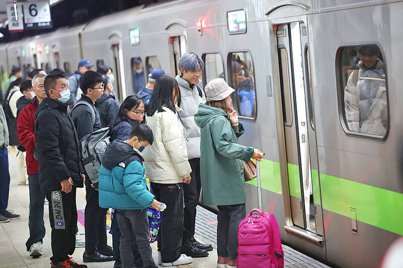 Passengers prepare to board a Taiwan Railways Corp train on a platform at Taipei Railway Station yesterday.
Photo: CNA Passengers prepare to board a Taiwan Railways Corp train on a platform at Taipei Railway Station yesterday.
Photo: CNA