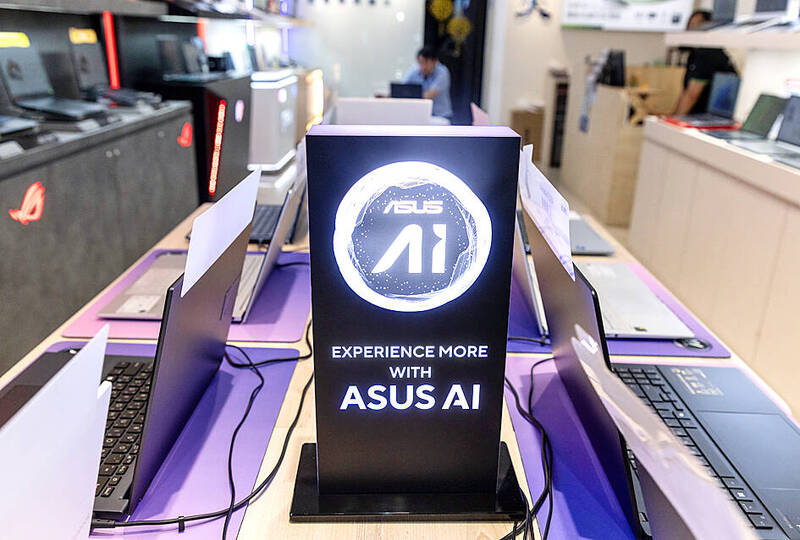 Asustek Computer Inc notebooks featuring artificial-intelligence functionality are displayed in a store in Taipei on Oct. 28 last year.
Photo: CNA Asustek Computer Inc notebooks featuring artificial-intelligence functionality are displayed in a store in Taipei on Oct. 28 last year.
Photo: CNA