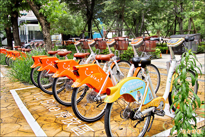 竹竹苗三縣市的橘色車身YouBike 2.0E電輔車，四月起使用者須強制加保才能上路。（記者黃美珠攝）