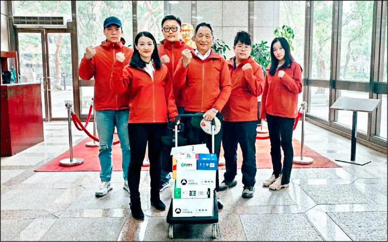 國民黨青年軍組成「罷吳四騎士」，昨至中選會送件罷免民進黨立委吳沛憶。（「憶事吳成」團隊提供）