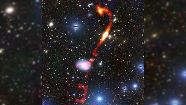 Inkathazo星系噴流形狀奇特，其中一端並非筆直延伸，而是呈現彎曲。（圖擷取自Monthly Notices of the Royal Astronomical Society）