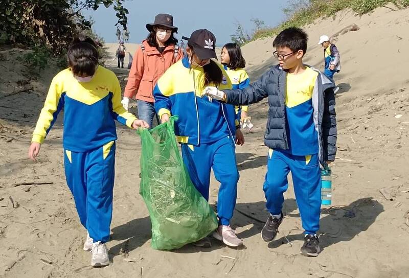 新塭國小學生進行淨灘。（新塭國小提供）