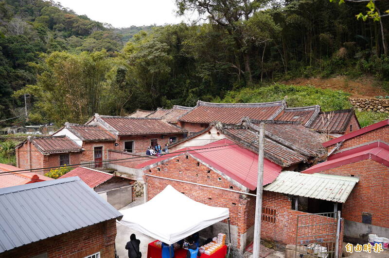 新竹縣芎林鄉鍾屋夥房是縣內唯一、依山勢而建的2層式百年客家三合院。（記者黃美珠攝）