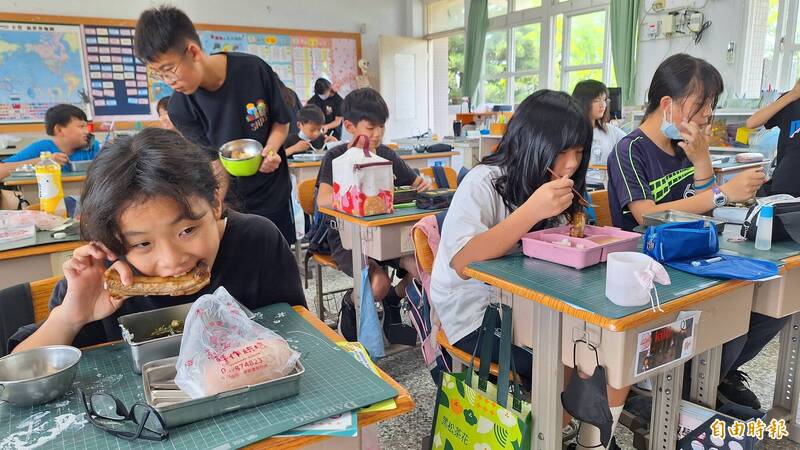 台塑企業補助雲林學童營養午餐每餐7.1元，讓學童能吃得更營養，圖為麥寮鄉興華國小學童用餐情形。（記者黃淑莉攝）