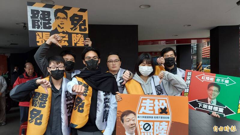 圖為罷免民進黨籍新北市立委張宏陸團體，首日擺攤收件情況。（記者黃子暘攝，資料照）