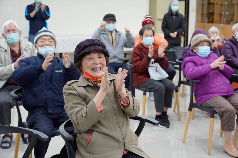 台灣天主教安老院長輩拍掌歡迎新北市副市長朱惕之到訪。（新北市社會局提供）