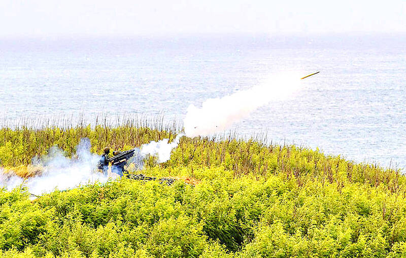 Soldiers launch a missile from an FIM-92 Stinger portable air-defense system during the Han Kuang military exercises in Penghu County on July 24 last year.
Photo: Military News Agency via AP
Soldiers launch a missile from an FIM-92 Stinger portable air-defense system during the Han Kuang military exercises in Penghu County on July 24 last year.
Photo: Military News Agency via AP