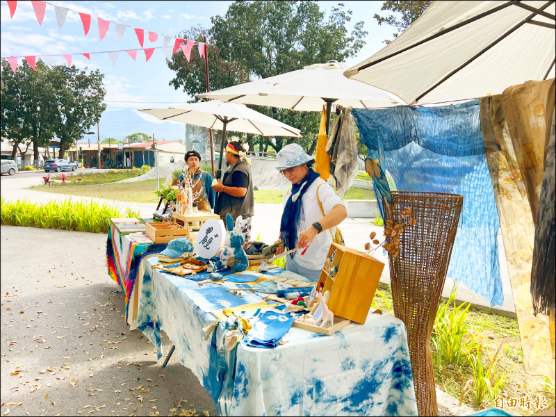 屏東智慧農業學校「龜行沿山」系列活動推出市集。（記者羅欣貞攝）