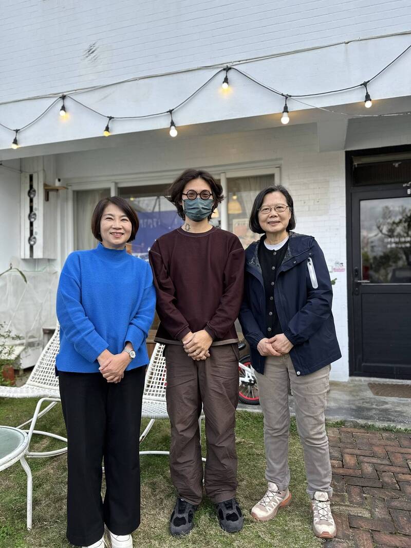 前總統蔡英文日前造訪恆春半島獨立書店，業者驚喜獲鼓勵。（紅氣球書屋提供）