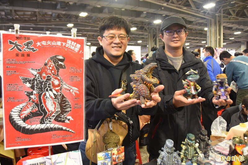 台灣怪獸特攝團隊「火山怪獸－獨歸崙主」在開拓FF44展現最新模型，原型師圖勳（左）透露，正在製作怪獸第二型態的3D動畫，要凸顯大黑（怪獸暱稱）的震懾力。（記者吳柏軒攝）