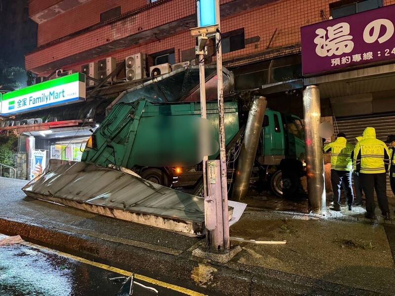 王姓男子今天凌晨駕駛民間垃圾車沿途收運垃圾，在他下車搬運垃圾時，垃圾車疑似油壓煞車失靈，撞進對街寵物美容店旁樑柱。（記者林嘉東翻攝）