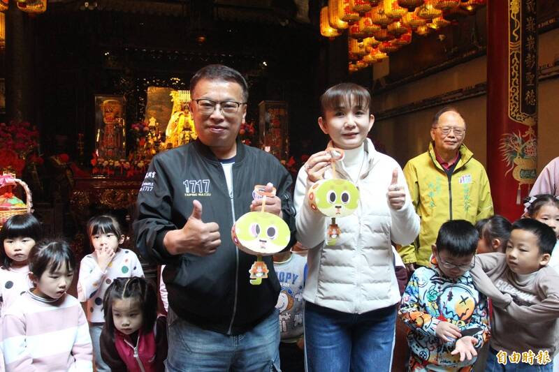 西螺福興宮董事長楊文鐘(左)與西螺鎮長廖秋萍一起展示福興宮元宵節「金芒」小提燈。(記者黃淑莉攝) 西螺福興宮董事長楊文鐘(左)與西螺鎮長廖秋萍一起展示福興宮元宵節「金芒」小提燈。(記者黃淑莉攝)