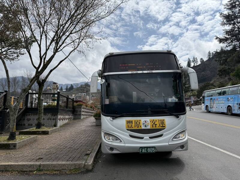 市民搭乘865路公車前往梨山可享優惠。(圖由市府提供) 市民搭乘865路公車前往梨山可享優惠。(圖由市府提供)