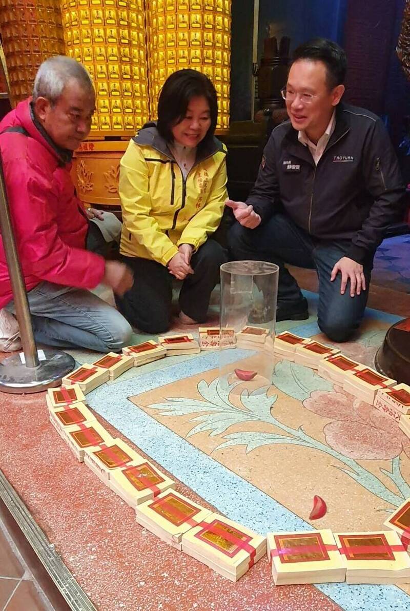 八德三元宮擲筊擲出「立筊（站杯）」，副市長蘇俊賓與主委呂林小鳳都覺得不可思議。（圖由三元宮提供）