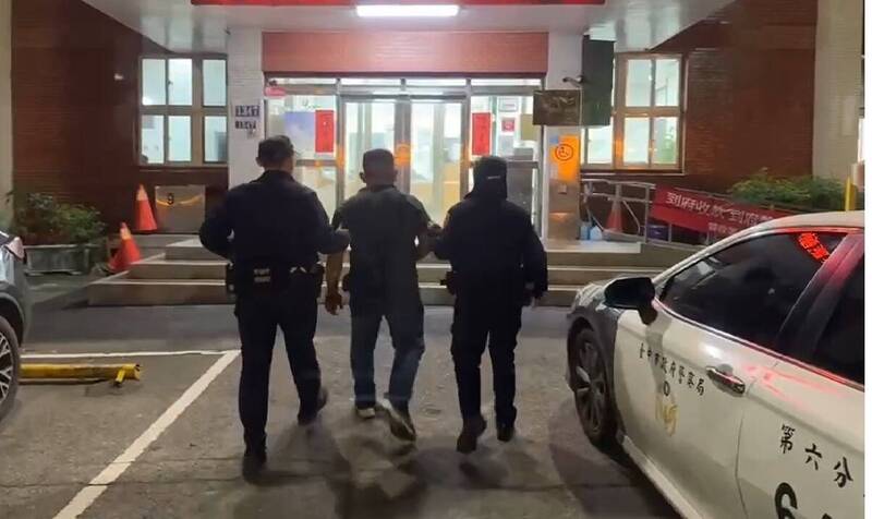 警方將賴姓騎士（圖中）依公共危險罪嫌法辦。（記者張瑞楨翻攝）