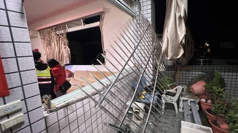 爆炸力大，住家防盜鐵窗被震毀。（民眾提供）