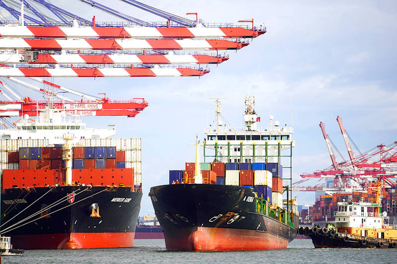 Ships and containers are pictured at Kaohsiung Port on Sept. 9 last year.
Photo: CNA Ships and containers are pictured at Kaohsiung Port on Sept. 9 last year.
Photo: CNA