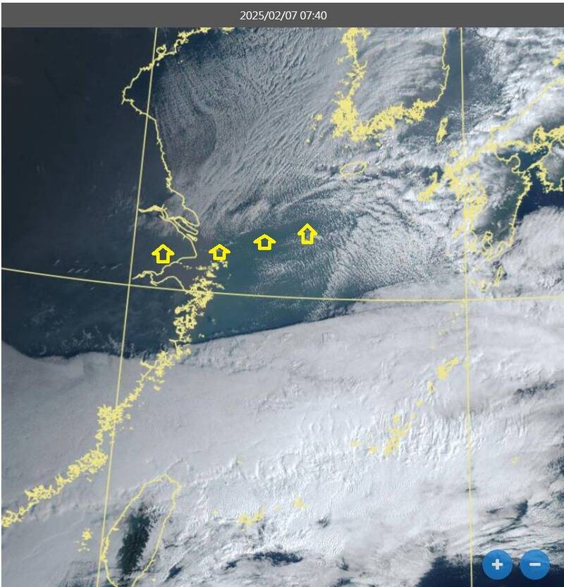 鄭明典分享今早台灣雲圖觀測到冷平流雲系前緣，指出進一步的降溫就看雲街何時接近台灣，雲圖可以看到天氣的變化。（圖擷取自 臉書）