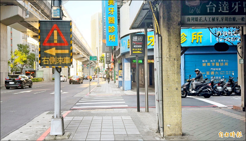 板橋區文化路一段一三六巷與台三線路口，設置車輛偵測警示系統。（記者董冠怡攝）