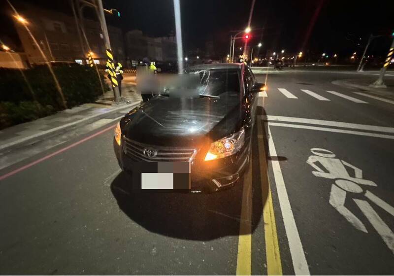 澎湖7日發生死亡車禍，馬公海埔路與新店路岔路口行人遭撞擊身亡。（馬公警分局提供）