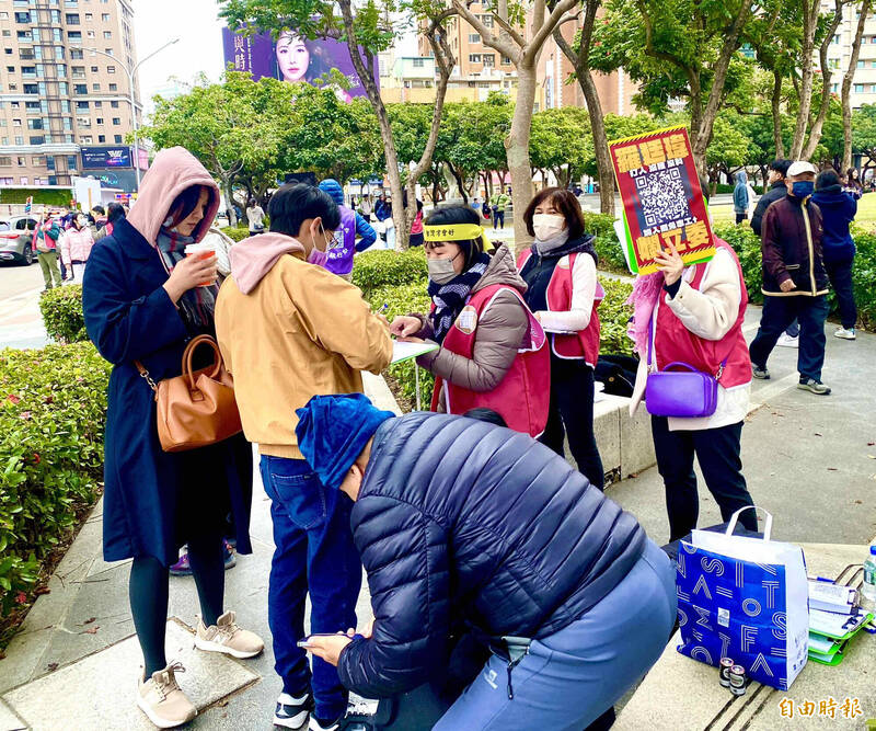 民眾在寒風中力挺罷免藍委行動。（記者黃旭磊攝）