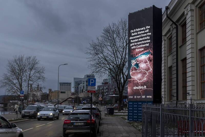 立陶宛首都維爾紐斯街頭看板顯示，8日起脫離俄國電網。（美聯社）