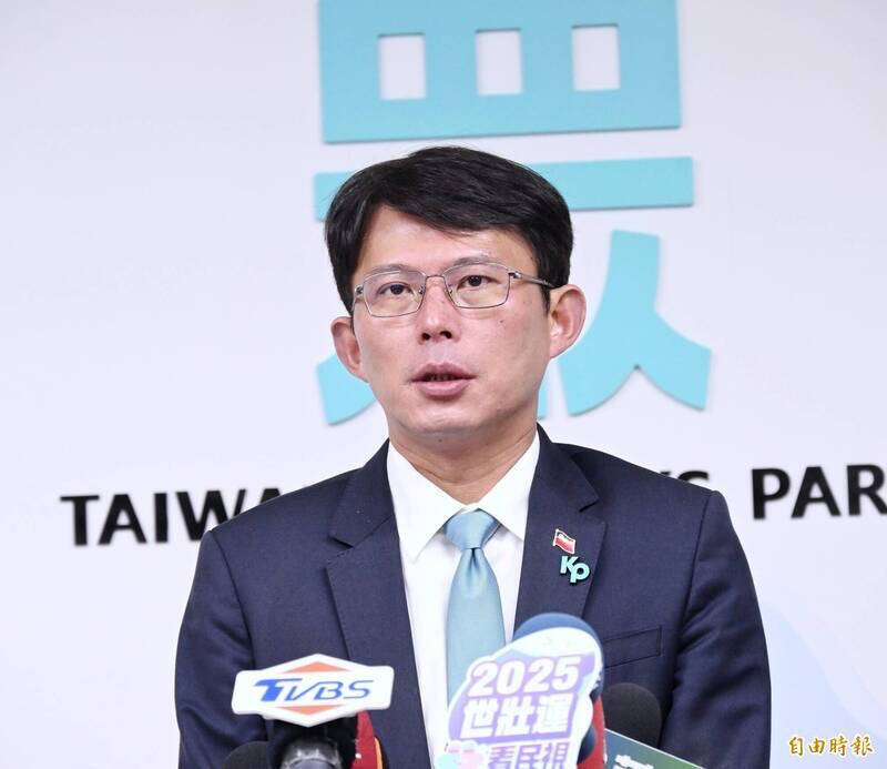 民眾黨主席補選將於2月15日進行投票，首場政見發表會今晚登場，黃國昌於會前接受媒體聯訪。（記者方賓照攝）