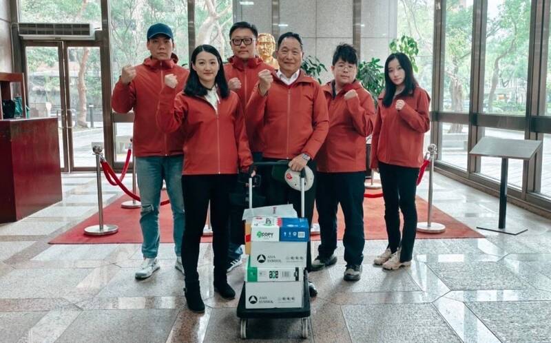 國民黨青年軍組成「罷吳四騎士」，日前至中選會送件罷免吳沛憶。（「憶事吳成」團隊提供）