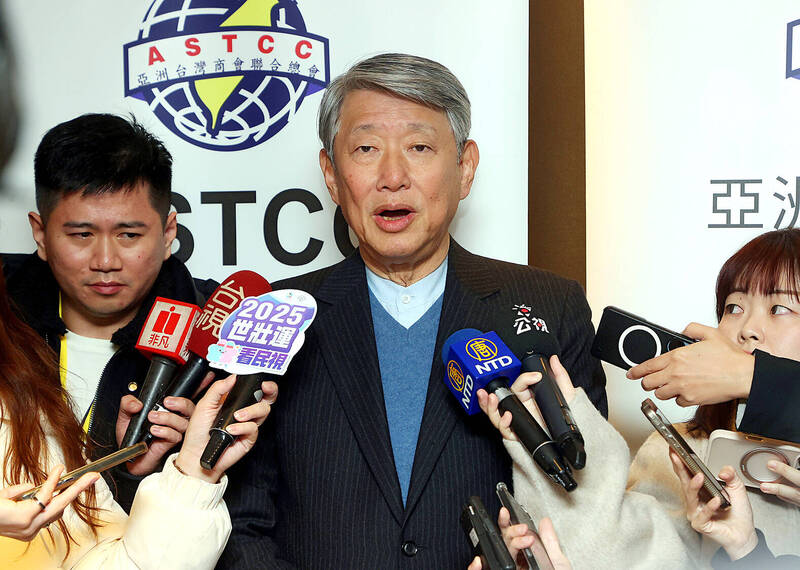 
Minister of Economic Affairs J.W. Kuo speaks to reporters in Taipei yesterday.
Photo: CNA