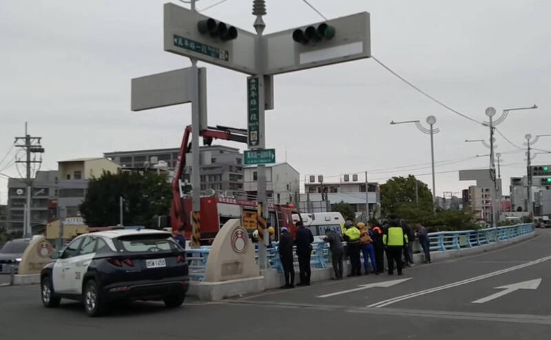 員林警消獲報八堡圳有人漂浮，出動大批人員搜救。（民眾提供）