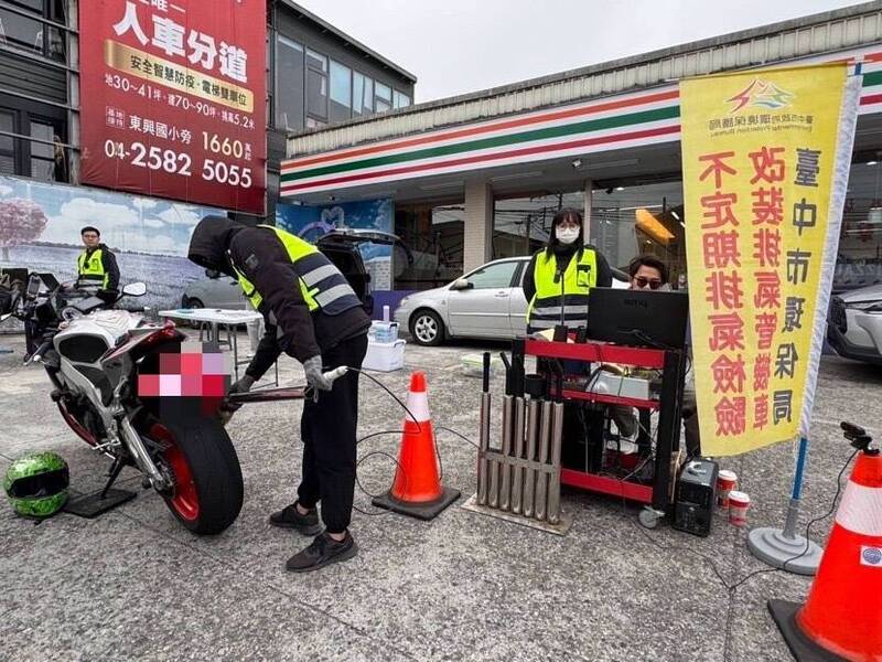 東勢警分局會同環保及監理所聯合稽查，以取締噪音等違法車輛。（民眾提供）