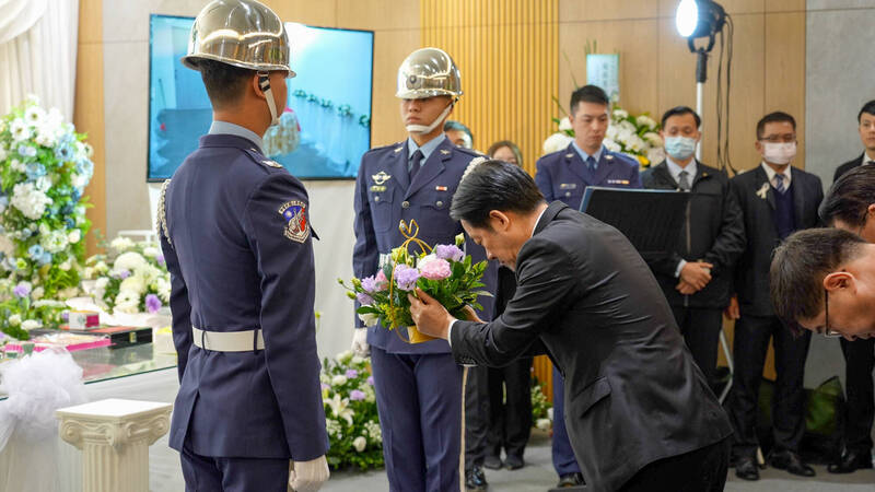 空軍胡姓女士官長上月在台中清泉崗基地意外身亡，總統賴清德今率領國安會秘書長吳釗燮、副秘書長劉得金、國防部長顧立雄、空軍司令鄭榮豐等人前往致祭，並頒授旌忠狀。（總統府提供）