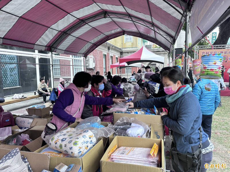 雲林家扶中心在雲林布袋戲館前舉辦愛心義賣活動，為2000名家扶學子籌募學費。（記者李文德攝）