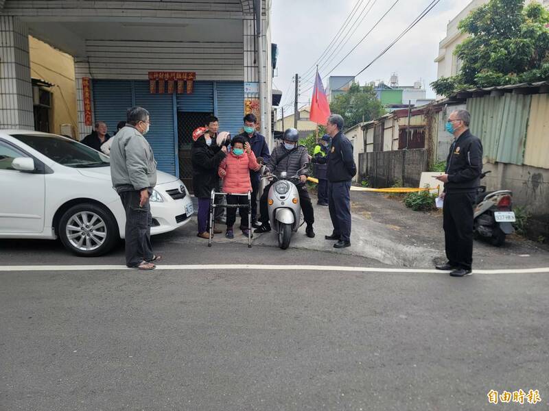 幸運逃出現場的老母親說明火災情形。（記者葉永騫攝）
