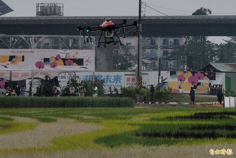 大型植保無人機示範噴灑藥劑，吸引大家目光。（記者葉永騫攝）