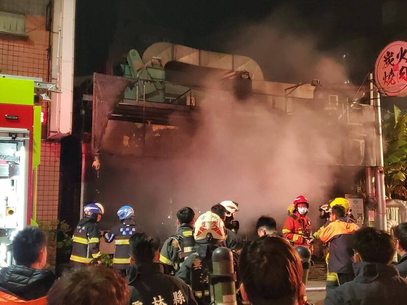 雲林縣斗六一間燒肉店今晚發生火警，消防局經20分鐘搶救後順利撲滅，所幸內部12名人員及時疏散未造成傷亡。 （民眾提供）