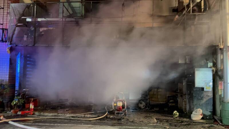 雲林縣斗六一間燒肉店今晚發生火警，消防局經20分鐘搶救後順利撲滅，所幸內部12名人員及時疏散未造成傷亡。 （民眾提供）