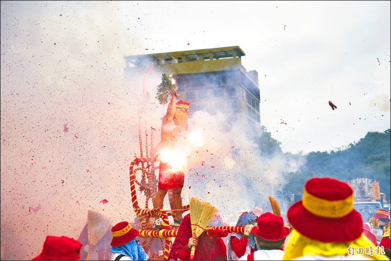 今年「寒單第一炸」，火光四射十分震撼。
（記者劉人瑋攝）