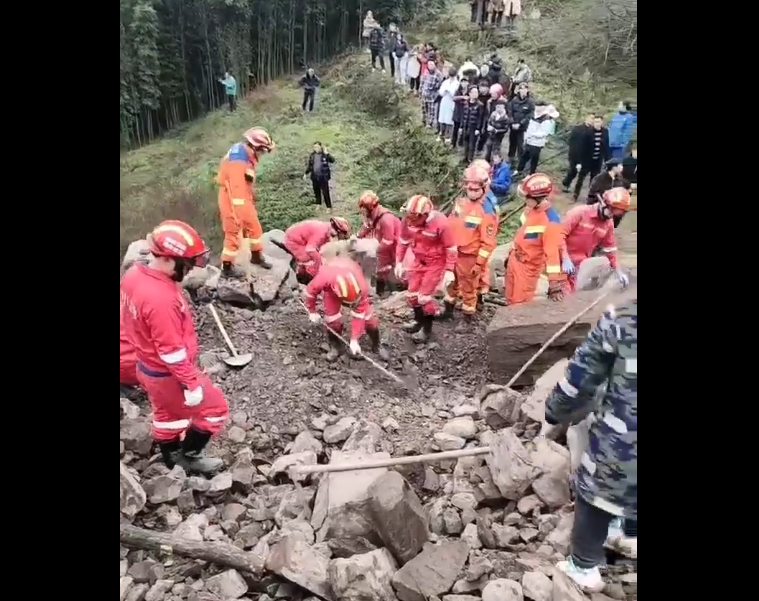 四川筠連縣金坪村發生山崩。（翻攝自微博）