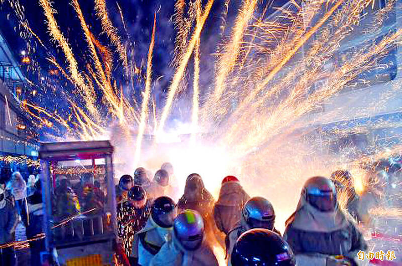 
Tourists attending Tainan’s Yanshui Beehive Fireworks festival are pictured in an undated photograph.
Photo: Chang Chung-yi, Taipei Times