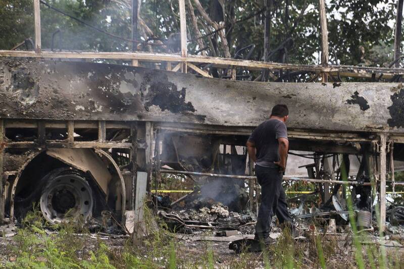 墨西哥一輛載有48人的巴士與一輛卡車相撞，兩車相撞起火後造成41人死亡。（路透）