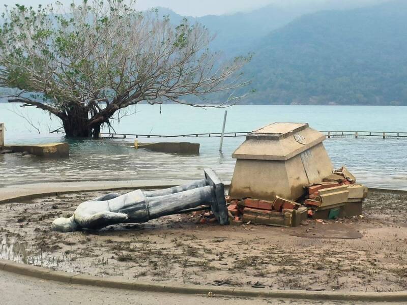 曾文水庫的前總統蔣介石銅像上月30日因嘉義大埔地震而震倒沒入水中,今日因水庫水位下降,被震倒的銅像露出水面。(中央社) 曾文水庫的前總統蔣介石銅像上月30日因嘉義大埔地震而震倒沒入水中,今日因水庫水位下降,被震倒的銅像露出水面。(中央社)