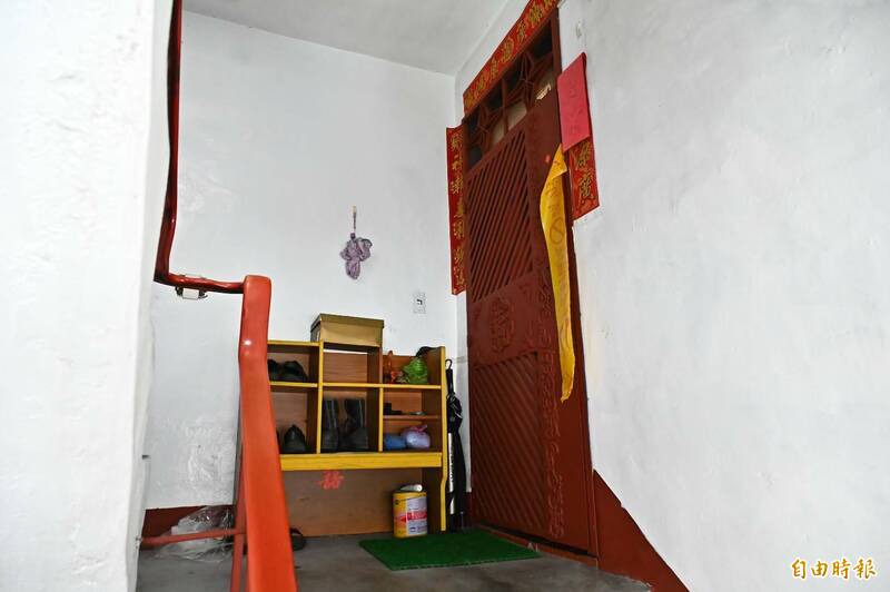 檢警二度鑑識勘驗分屍案凶宅。圖為嫌犯張介宗公寓住處門口。(記者李惠洲攝) 檢警二度鑑識勘驗分屍案凶宅。圖為嫌犯張介宗公寓住處門口。(記者李惠洲攝)
